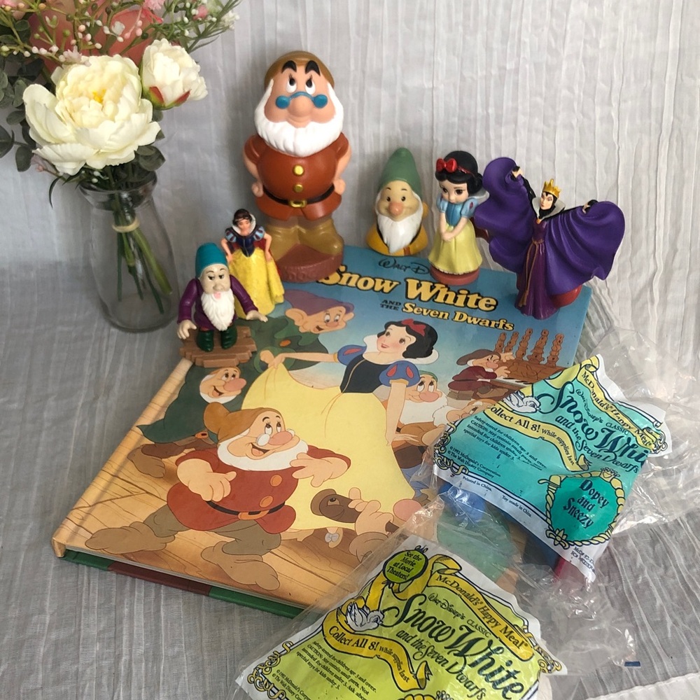 DISNEY Snow White lot of 8 plastic action figures The Queen The Prince + book